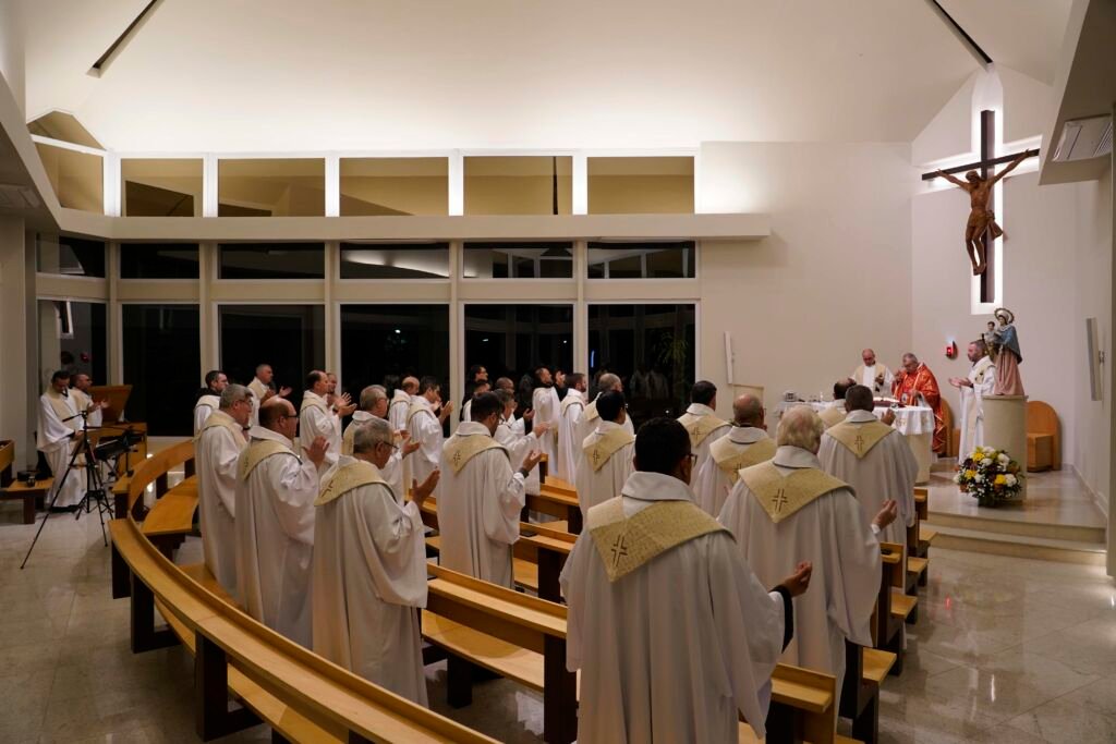 “Hoje entramos em um tempo de graça”: o Prior Geral celebra a Eucaristia do Espírito Santo no 38º capítulo provincial de Santo Tomás de Villanueva