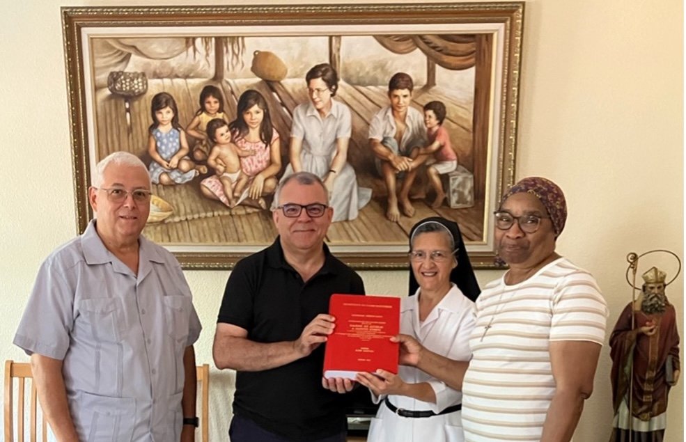 Entrega de la Positio de la hermana Cleusa a la Superiora general de las Misioneras Agustinas Recoletas