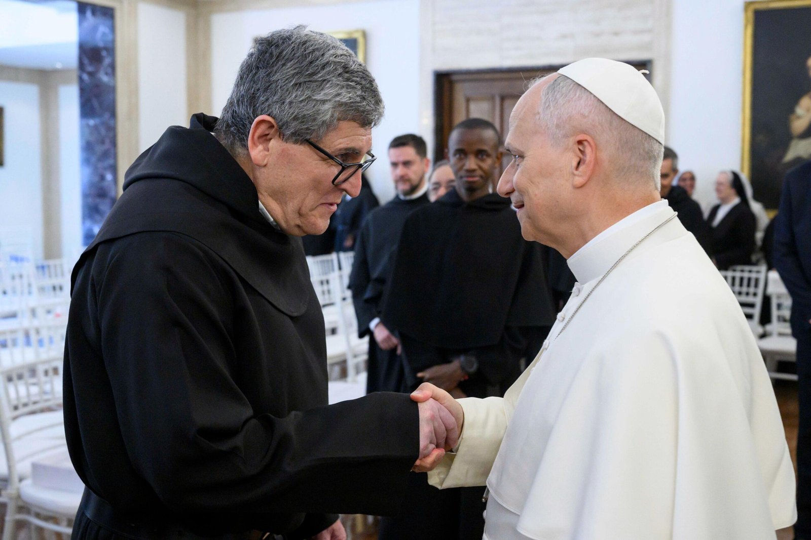Fray Carlos González Castellanos, prior provincial de la Provincia San Nicolás de Tolentino, saluda al Santo Padre en su visita a España.