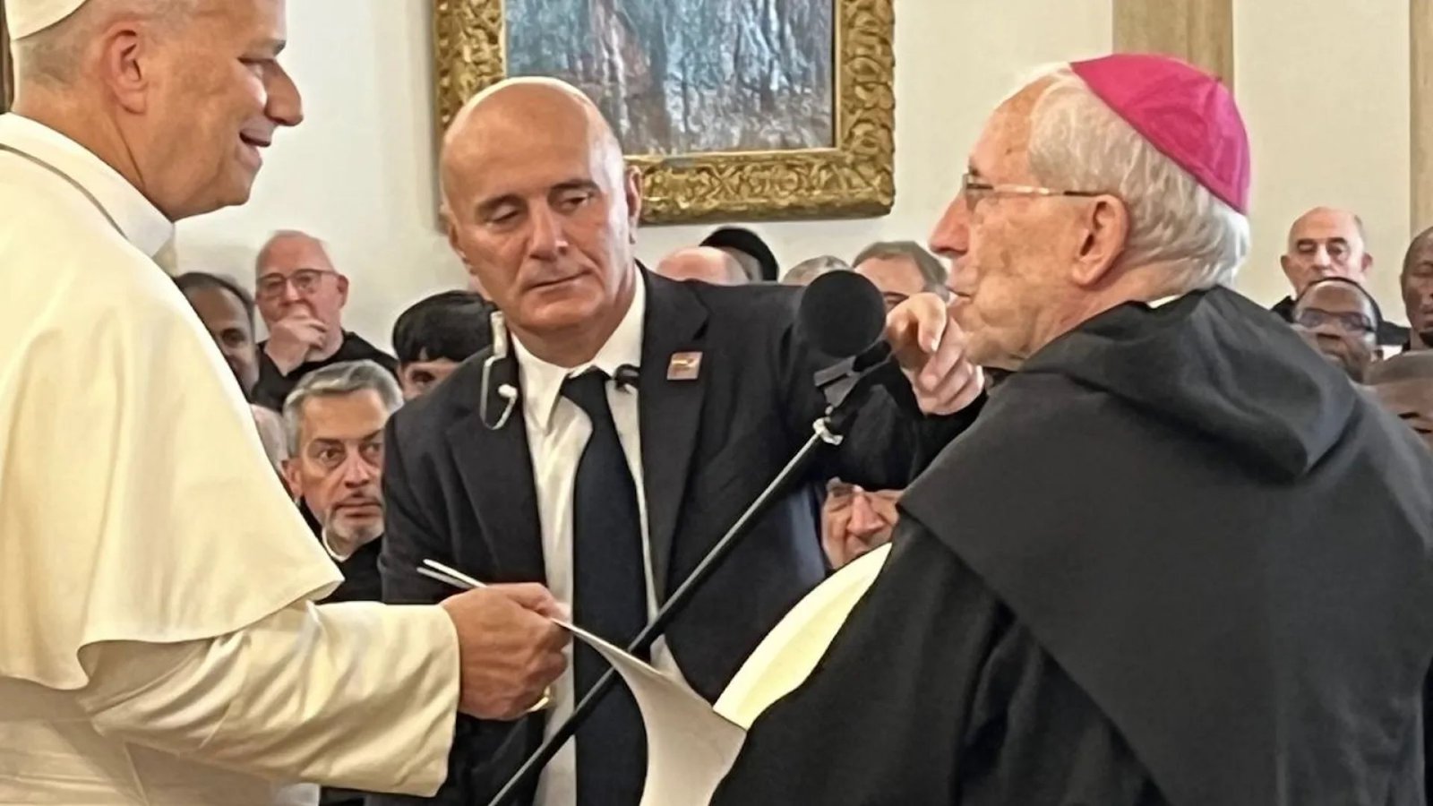 Eusebio Hernández entrega a León XIV las cartas de los monasterios contemplativos.