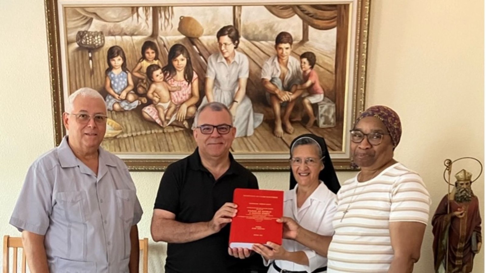 Entrega de la Positio de la hermana Cleusa a la Superiora general de las Misioneras Agustinas Recoletas
