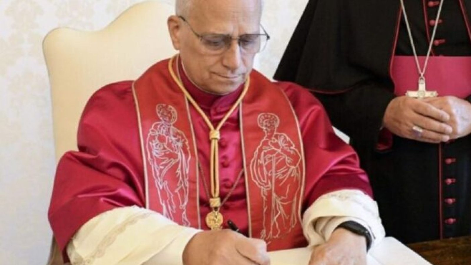 Papa-Leon-firmando-enciclica-702x526