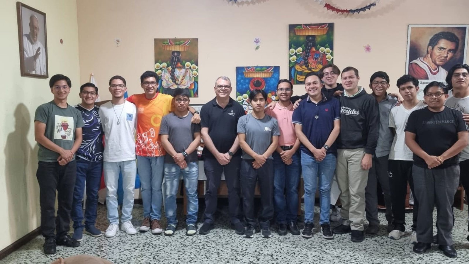 Prior General con los Postulantes de Guatemala