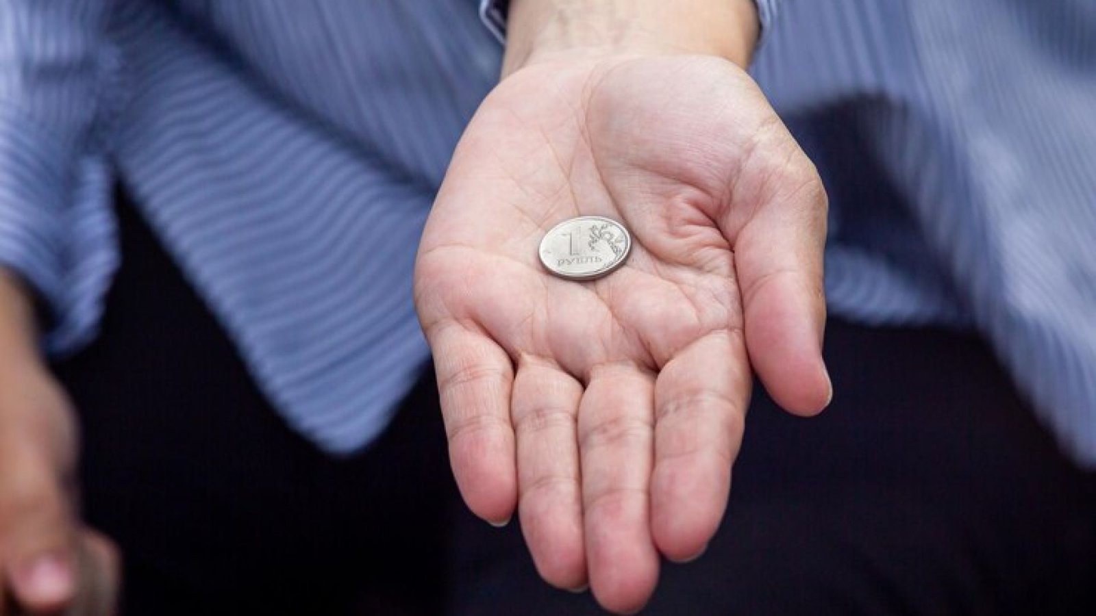 mano-mujer-sostiene-moneda-valor-nominal-rublo-palma-abierta475689-1019